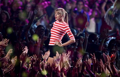 When Does Taylor Swift Go On Stage - Image to u