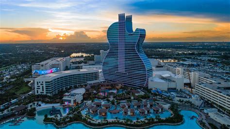 Apre il gigantesco Hard Rock Hotel a forma di chitarra