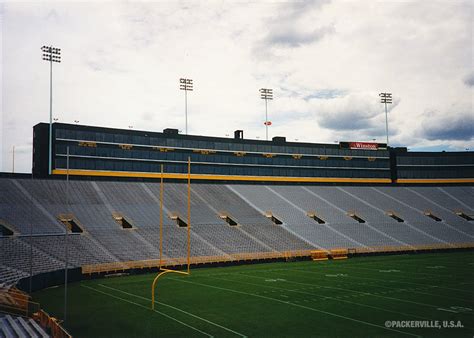 PACKERVILLE, U.S.A.: Lambeau Field in 1991