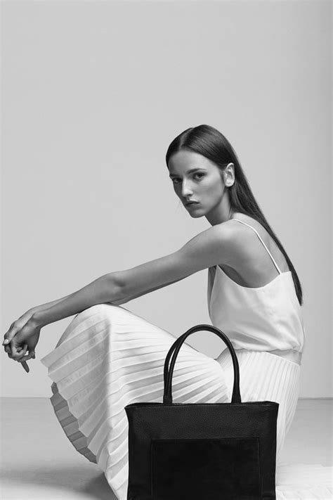 Image result for hand bag editorial | Fashion photography poses, Fashion photography, Chic ...