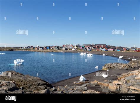 Bay and colorful houses in Qeqertarsuaq, Greenland Stock Photo - Alamy