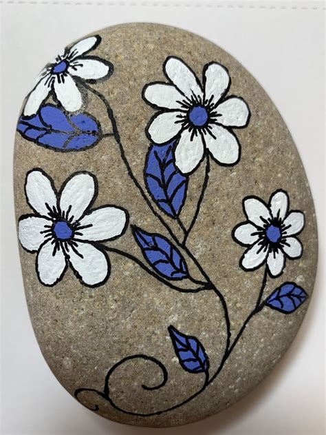 Easy flowers painted rock | Rock painting flowers, Rock painting ...