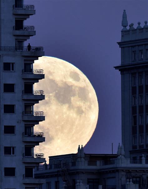 Amazing Photos From Around The World Show The Biggest Supermoon In ...