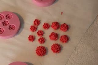 A great tutorial on how to make resin flowers. rischandmade.blogspot.com/2011/06/resin-flower ...