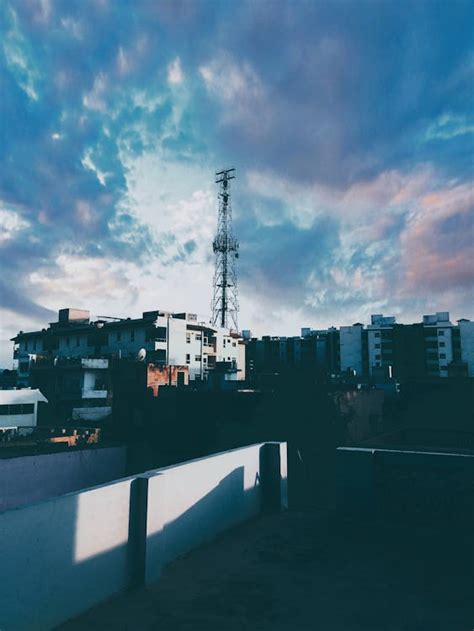 Kostenloses Foto zum Thema: apartmentgebäude, bewölkter himmel, blauer himmel