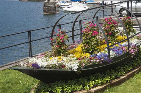 How to Turn an Old Boat Into a New Garden