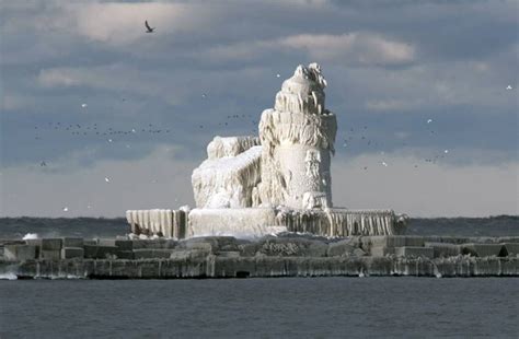 The Great Lakes' Eerily Frozen Lighthouses