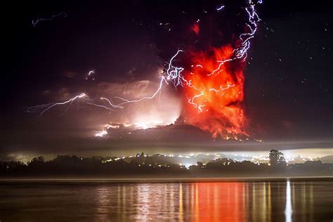 Chile's spectacular Calbuco volcano eruption: Lightning, lava and a ...