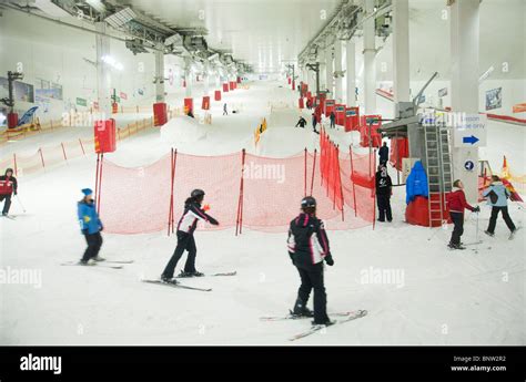 People skiing in the indoor ski slope at Xscape in Milton Keynes Stock ...