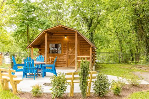 A camping cabin with a new patio setting at the Pigeon Forge/Gatlinburg KOA Holiday | Camping in ...