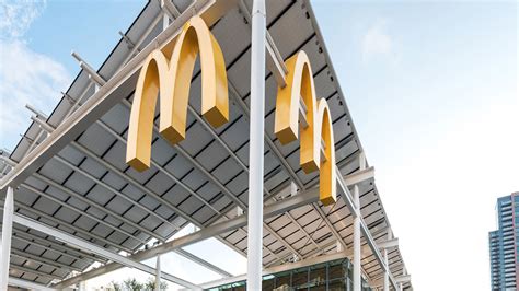 McDonald's reveals its Chicago Flagship store and its luxurious - ICON