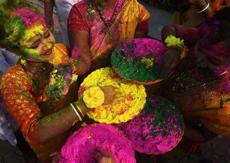 Happy Holi 2018: India paints itself in myriad of colours- Mumbai Mirror