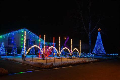 10+ Not to Miss Homes with Christmas Lights Synchronized to Music