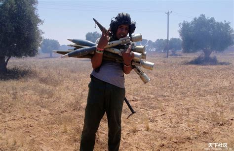 Why can't I hold all these 73mm RR rounds? - Libyan rebel with SPG-9 ammunition [1247x804 ...