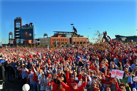 Phillies Parade 2008 v. Eagles Parade 2018 - The Good Phight