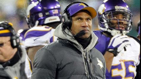 Vikings pick up option on Leslie Frazier's contract