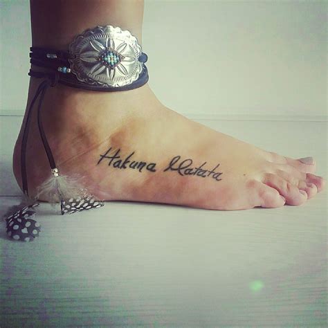 Estupendos tatuajes de «Hakuna Matata»