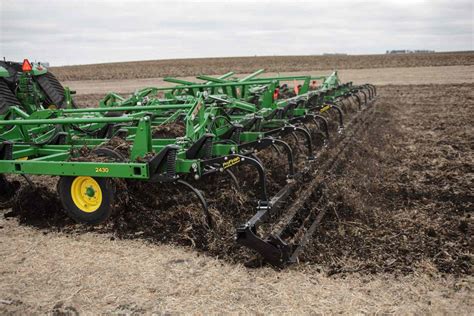 John Deere Announces New Chisel Plow and Nutrient Applicator