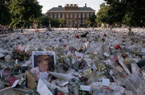 Kensington Palace floded with flowers for Princess Diana - Princess Diana Tribute Page Photo ...