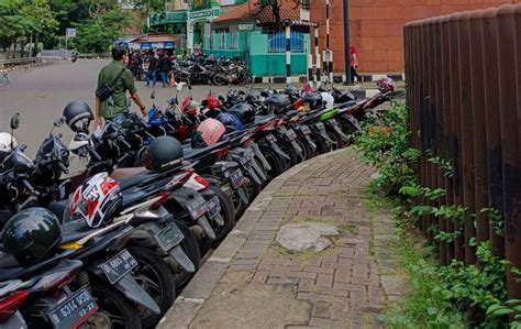 Menebak Lokasi Parkir Anak SMP yang Naik Motor ke Sekolah