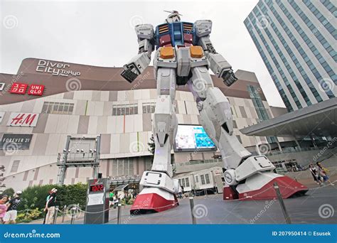 Odaiba Diver City Tokyo Plaza Shopping Mall And Real-size Gundam Robot In Tokyo, Japan Editorial ...