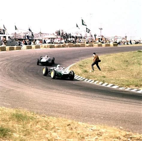 Innes Ireland leads Alan Stacey: Dutch Grand Prix, 1960