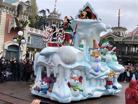 Video/Photos: Christmas Season Arrives at Disneyland Paris with Shows ...