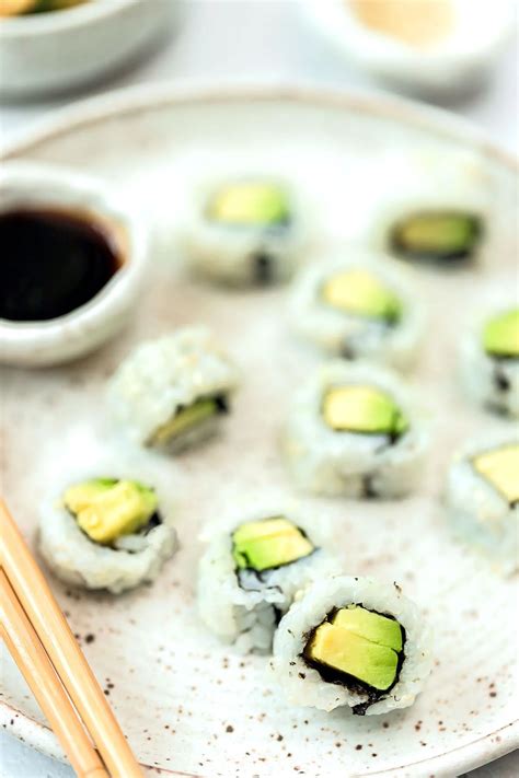 Avocado Roll (Sushi Vegetable Roll) - Foodie And Wine