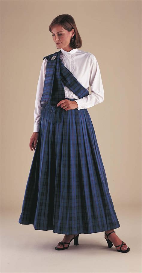 Traditional Scottish Clothing, Traditional Dresses, Scottish Women ...