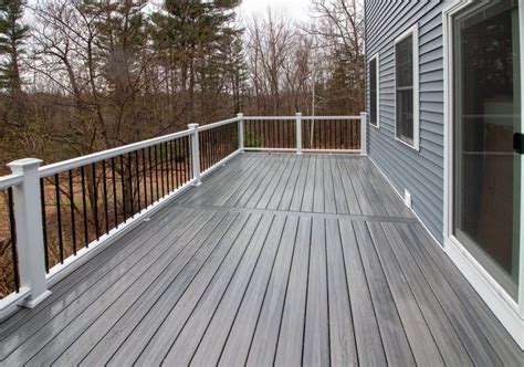 7 Best Deck Colors for Grey House