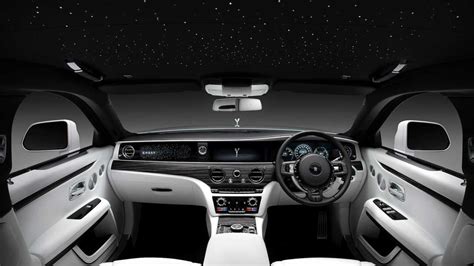 Novo Rolls-Royce Ghost 2021 tem portas automáticas e painel com 850 estrelas