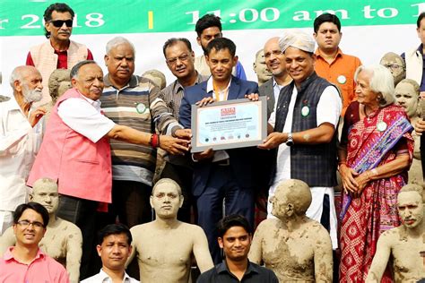 MOST NUMBER OF PEOPLE PERFORMING MUD BATH TOGETHER – Asia Book of Records