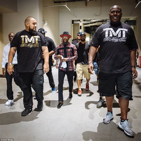 Floyd Mayweather and Conor McGregor arrive in Las Vegas | Daily Mail Online