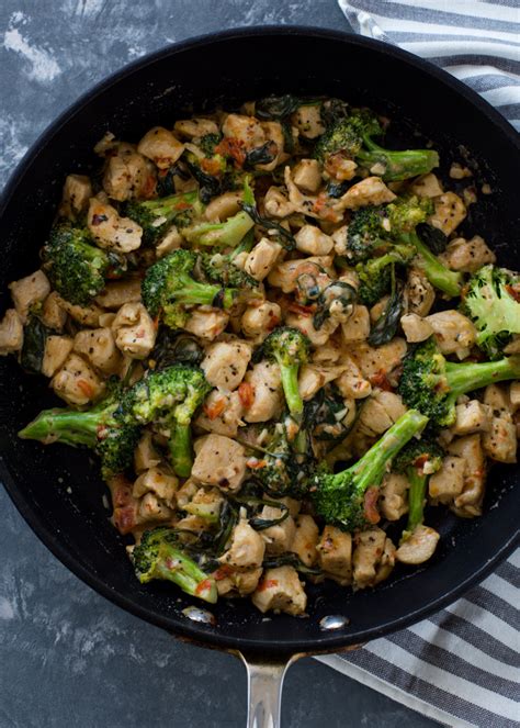 15 Minute Keto Garlic Chicken with Broccoli and Spinach | Gimme Delicious