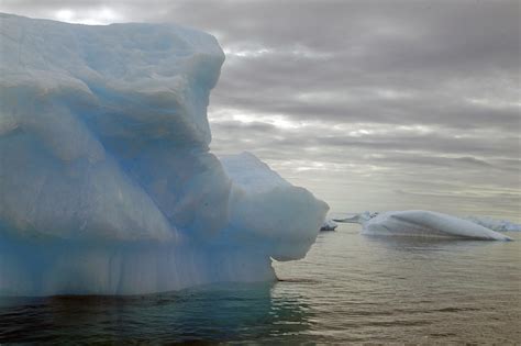 Antarctic icebergs | Unlike the Arctic, which at its center … | Flickr