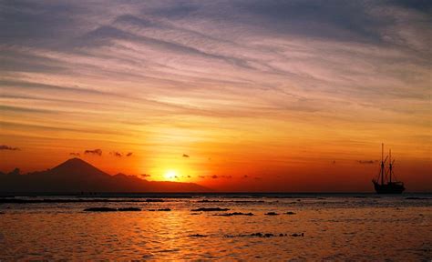 Pesona Luar Biasa Dari Pantai Senggigi Lombok