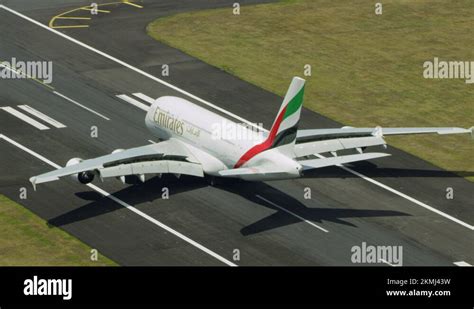 Airbus a380 landing aerial Stock Videos & Footage - HD and 4K Video Clips - Alamy