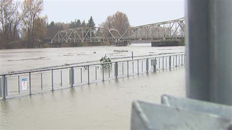 Mount Vernon flood wall keeps significant amount of water from entering downtown | king5.com