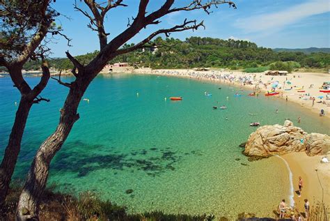 La Platja de Castell es una playa familiar y es perfecta para un día ...