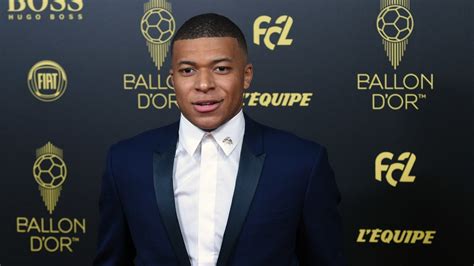 Kylian Mbappé met deux vents incroyables en 60 secondes chrono lors de la cérémonie du Ballon d ...