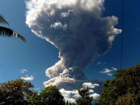 El Salvador volcano erupts, prompting evacuations | Volcano, El salvador, Salvador