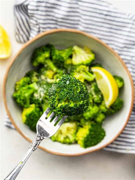 Easy Microwave Broccoli - Simply Quinoa