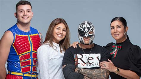 Who is Rey Mysterio wife and is she related to WWE?