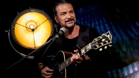 Ricardo Arjona anunció fecha de lanzamiento de la canción Hongos de su disco Blanco y Negro