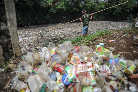 Tumpukan Sampah Jadi Masalah di Tempat Pengungsian – Indonesia Bebas Sampah