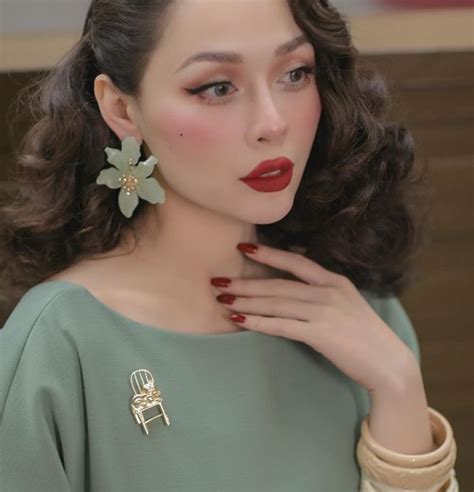 Green Dress Makeup, Green Outfit, Red Dress, Sage Green Dress, Pale Green, Red Lipsticks, Flower ...