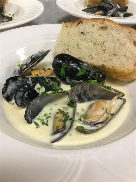 [pro/chef]mussels in Garlic white wine cream sauce and foccacia. | White wine cream sauce ...