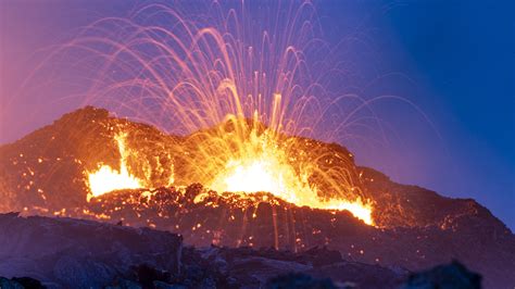 Live: Volcano in Iceland continues to spew lava and noxious gases - CGTN