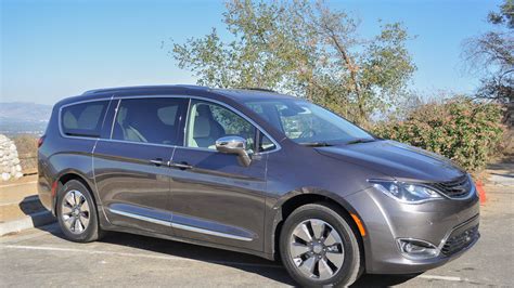 2017 Chrysler Pacifica Hybrid: first drive of plug-in hybrid minivan