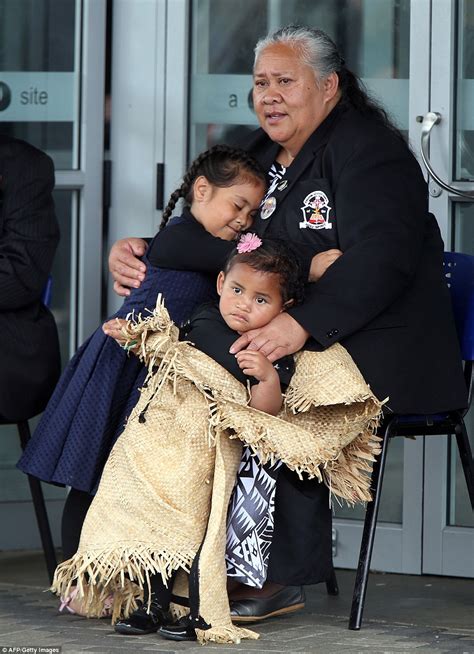 Jonah Lomu's family wear traditional dress and All Black jerseys to say goodbye | Daily Mail Online